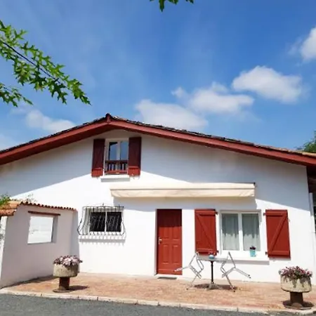 Appartement D'Une Chambre A Saint Pee Sur Nivelle Avec Magnifique Vue Sur La Montagne Jardin Clos Et Wifi Apartment